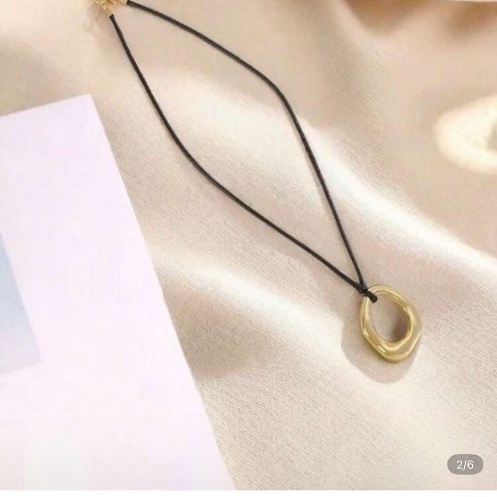 SHEIN Gold and Black Classic Necklace